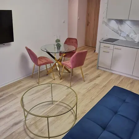 Flou 81, Parking & 700m Plaza Apartment *