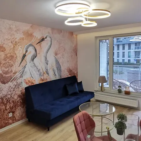 Flou 81, Parking & 700m Plaza Apartment *