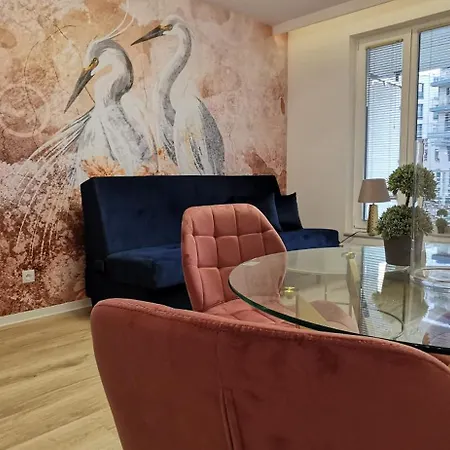 Flou 81, Parking & 700m Plaza Apartment *